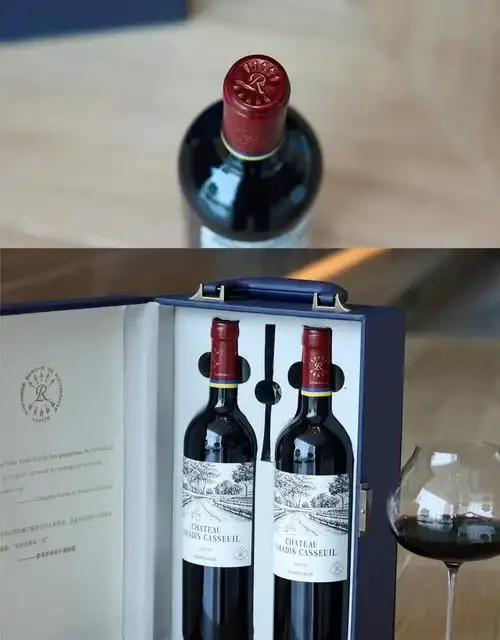 酿酒师在波尔多风格酒窖的橡木桶旁进行品鉴取样_1