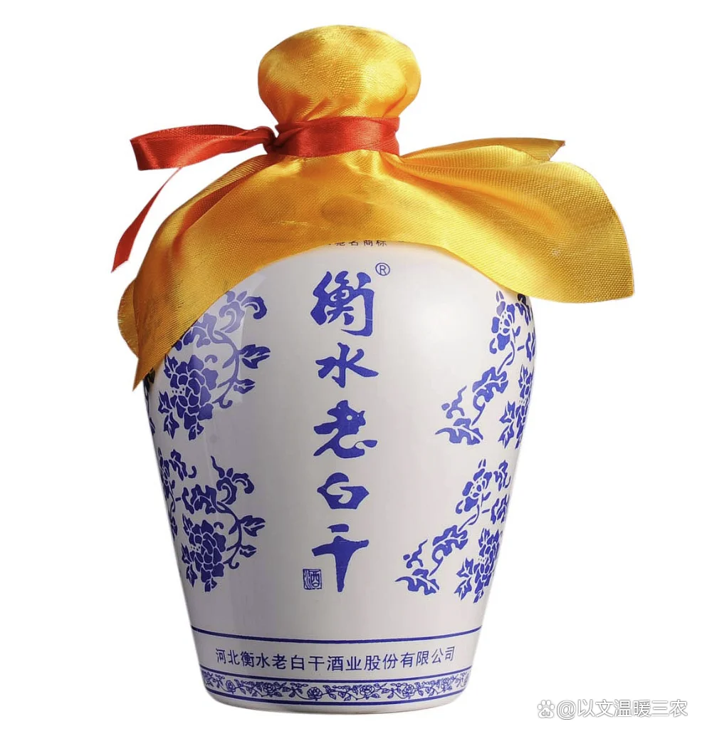 正在糖化的金黄色高粱米饭，旁边散落着原料高粱，展示了平民粮食酒酿造的第一步。_1