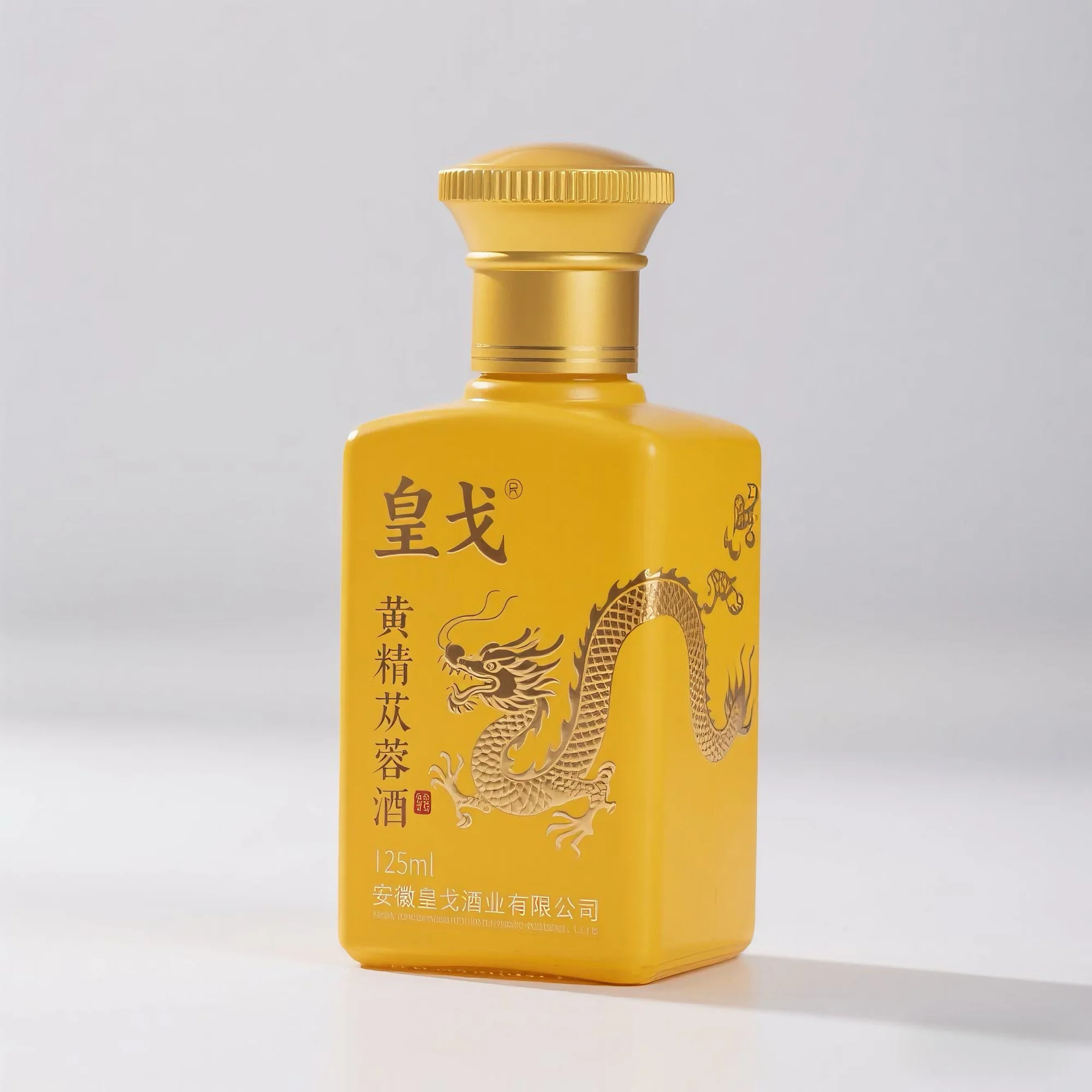 摊开的发酵酒国家标准与自酿米酒、发酵罐摆放在一起，展示专业酿酒师对法规与工艺的重视。_1