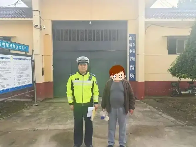 酒精测试仪显示超标数值，旁边放着未打开的驾驶证和车钥匙，背景是模糊的警灯_1