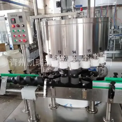 白酒定量灌装机在小型酒厂灌装车间的实际工作场景，机器结构细节清晰，操作员正在作业。_1