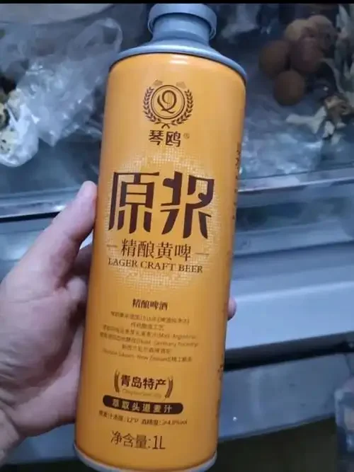 酿酒师在精酿啤酒厂车间检查发酵过程_1
