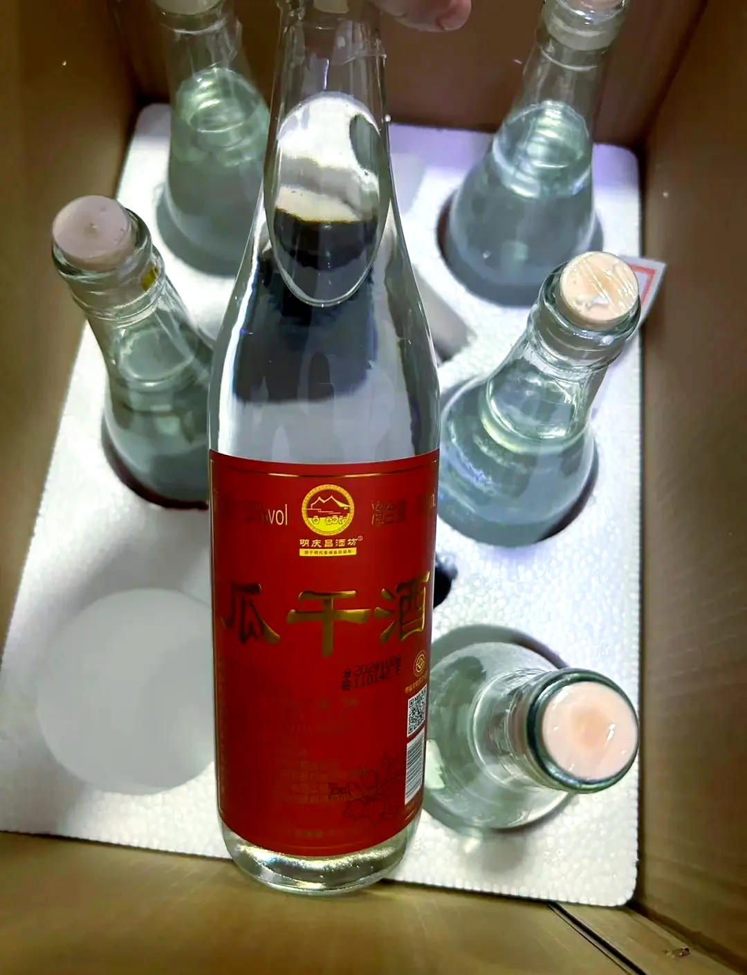 地瓜干酿酒原料与发酵过程展示：优质地瓜干与正在发酵的酒醅_1