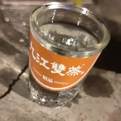 专业酿酒台上，三蒸酒（清澈）与双蒸酒（醇厚）的直观对比图_1