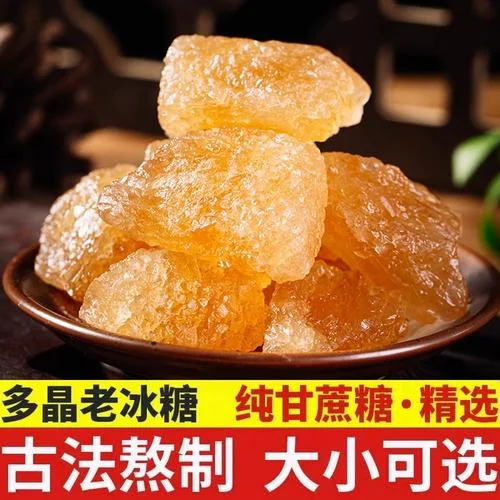 泡酒冰糖选择示例图：手工将大块黄冰糖放入浸泡着青梅的陶制酒坛中_1