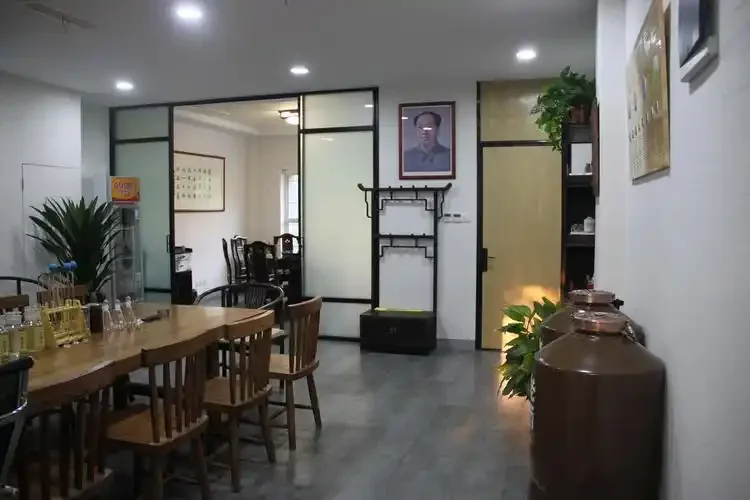 资深酿酒师正在进行白酒勾兑操作，展示专业的量取和混合过程_1