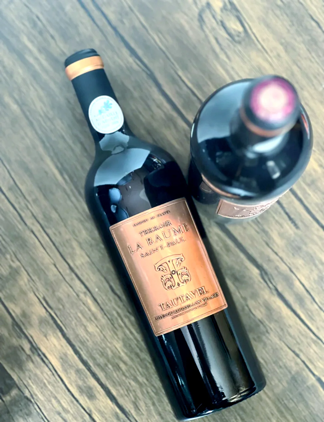 家庭自酿红酒的发酵阶段：玻璃罐中的破碎葡萄正在进行初期发酵，旁边摆放着新鲜葡萄和酿酒工具。_1