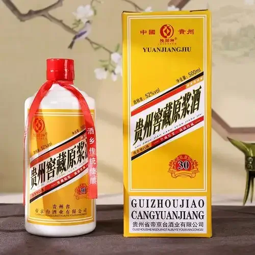 酿酒师在酒窖中鉴赏适合长期窖藏的白酒_1