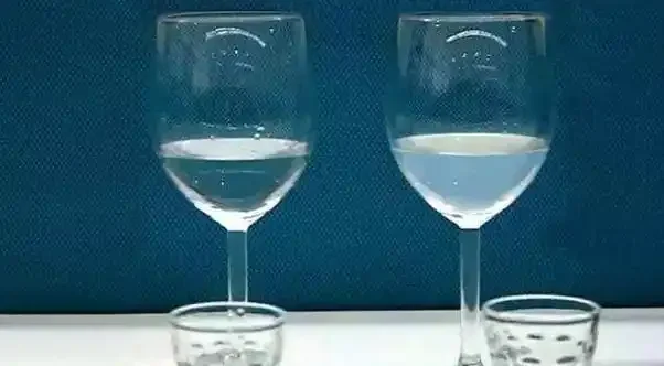 加水法辨别粮食酒实验：一杯酒加水后变浑浊，一杯依然清澈，形成鲜明对比_1