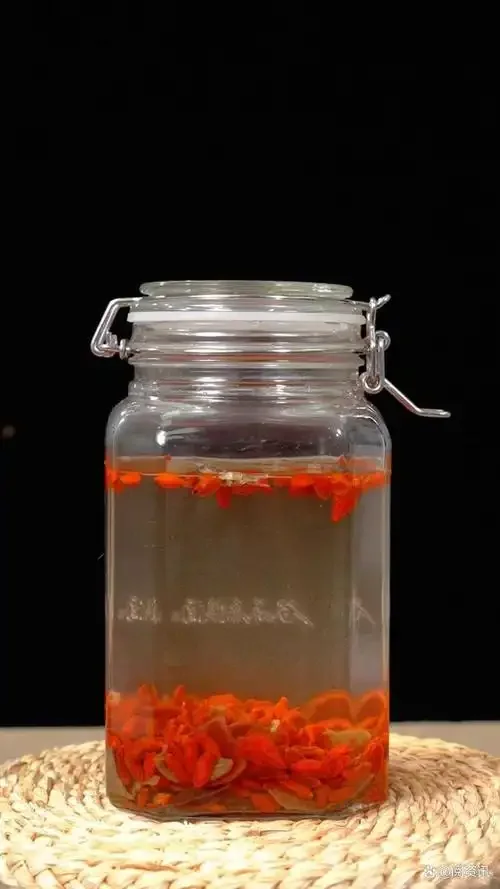 资深酿酒师展示用于泡酒的带毛鹿茸及清洁工具，讲解泡酒前的正确处理步骤_1