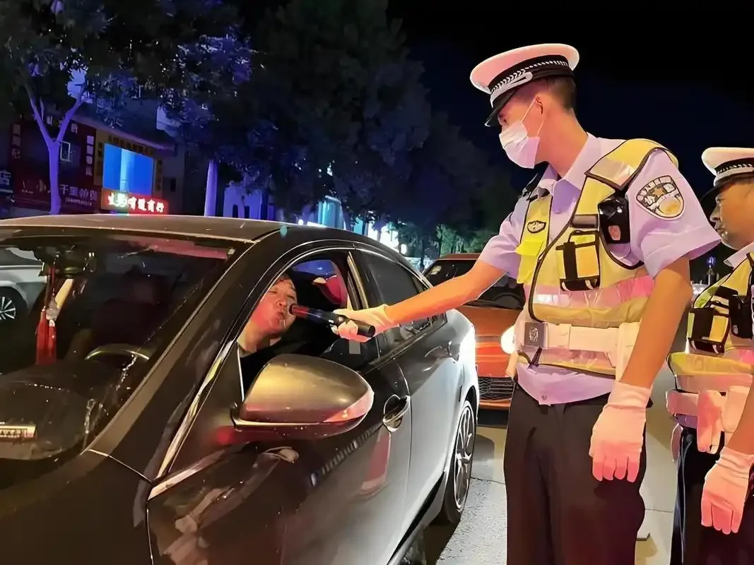 白酒杯与呼气式酒精检测仪对比，揭示饮酒与酒驾检测的关系_1