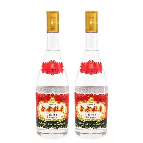 资深酿酒师在家中检查白水酒发酵状态，展示传统酿造过程_1