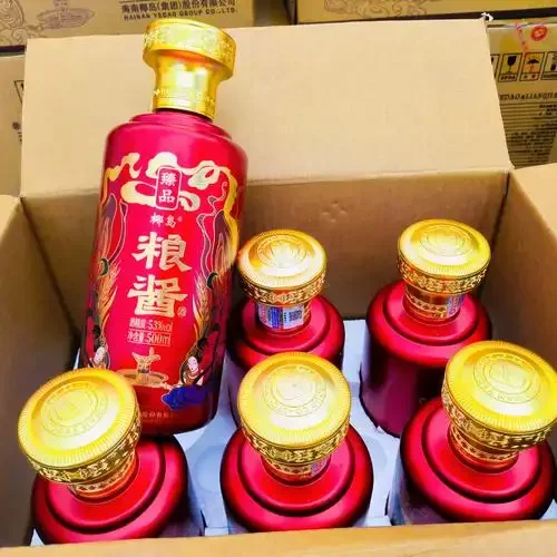 酿酒师的手正在倒酒，展示纯粮食酒拉出的绵长酒线和细腻酒花_1