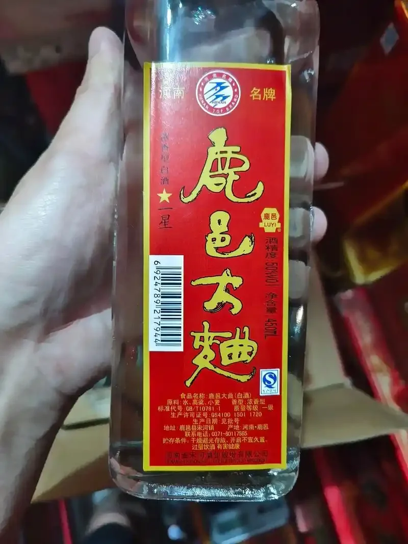 优质大曲与劣质大曲断面对比图，展示内部菌丝、颜色和质地的差异，用于鉴别大曲质量。_1