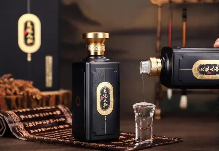 资深酿酒师手持红缨子糯高粱，展示坤沙酒原料，背景是传统窖池与陶坛酒库_1