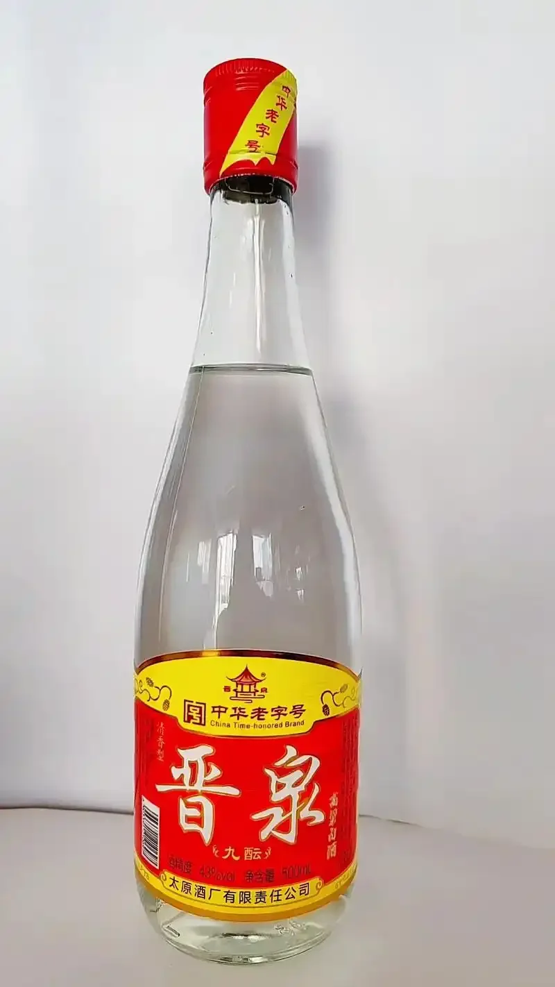 传统粮食酿酒与工业化生产对比图，展示粮食原料、传统工具与现代设备，并标注纯粮食酒的基础成本区间。_1