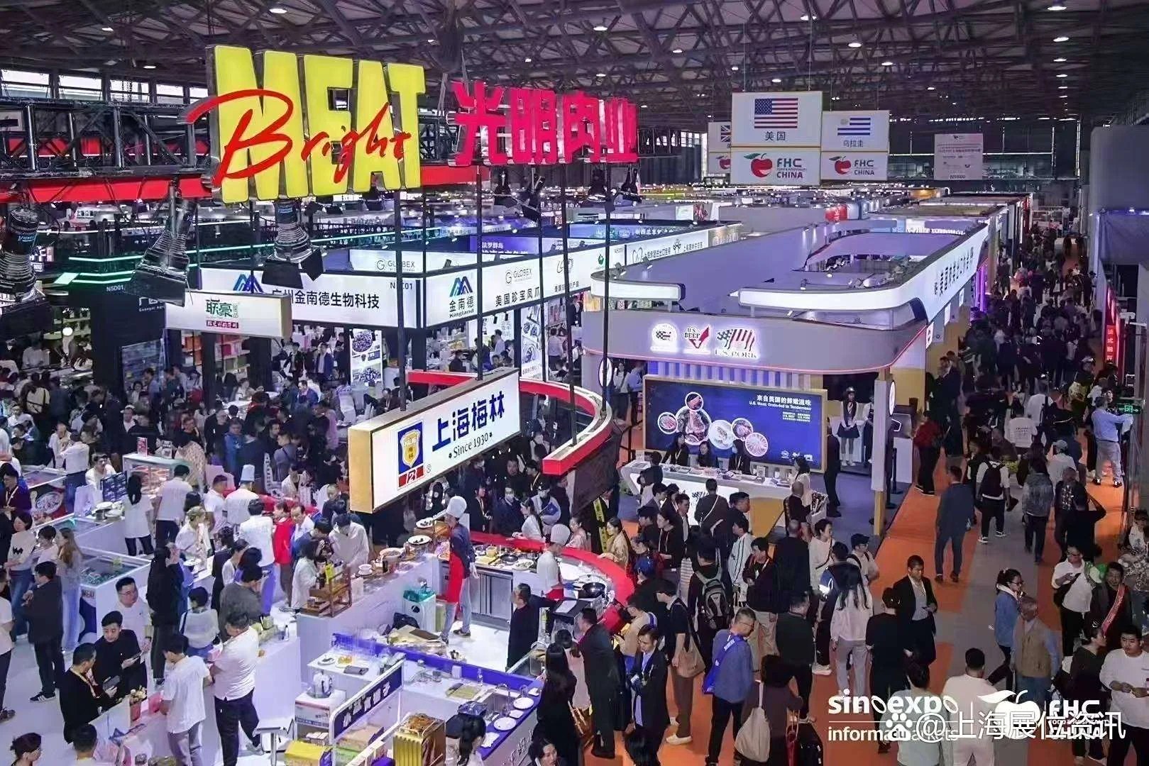 一位酿酒师在热闹的精酿啤酒展会上专注地品鉴一杯精酿啤酒_1
