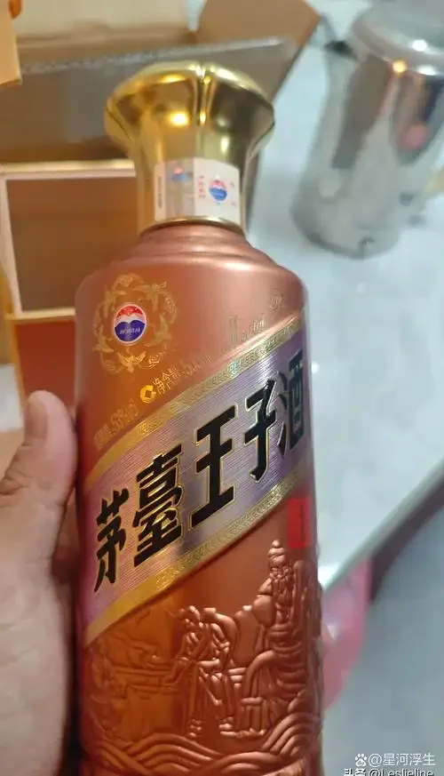 茅台镇酱香酒传统酿造现场：酿酒师正在检查窖池中发酵的酒醅_1