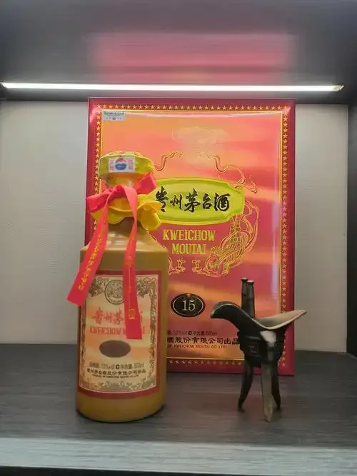一杯陈年酱香型白酒的特写，酒体呈现琥珀色泽，光线穿透酒液，背景是古朴的酒坛，营造出时间沉淀的氛围。_1