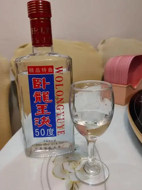 南阳白酒批发市场实景，展示多种品牌白酒的仓储与批发环境。_1