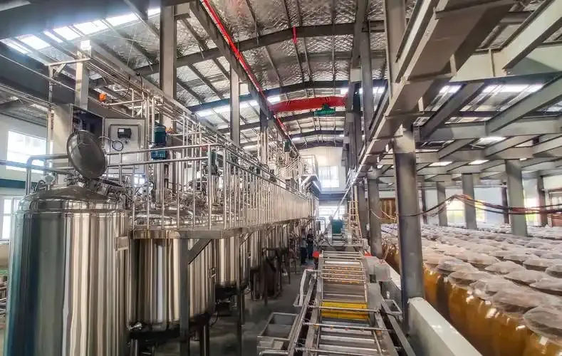 小型酿酒作坊设备全景：不锈钢蒸馏器、发酵桶与酿酒工具整齐摆放_1