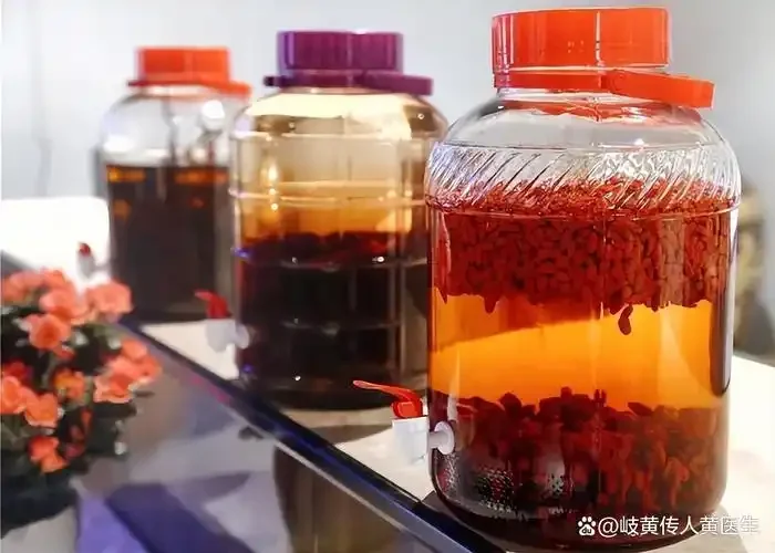 泡药酒前处理药材：桌面上的枸杞、当归和人参，正被小心地放入清水中进行快速漂洗。_1