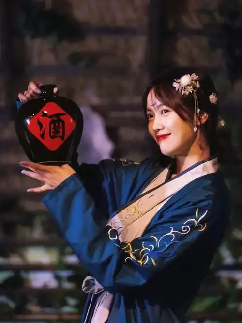 古代女酿酒师在庭院中专注地舀取酒液，周围摆放着陶瓮和谷物，展现传统酿造场景。_1