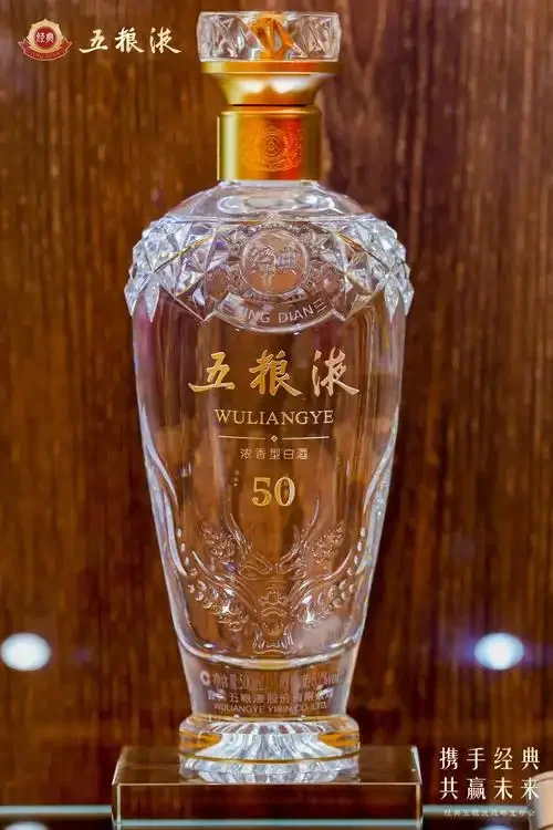 一瓶浓香型白酒在木质酒柜中静置，展示其收藏状态与存储环境_1