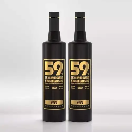 光良酒瓶特写，标签原料表清晰可见，背景有粮食颗粒与酿酒陶坛，用于分析其是否为粮食酒。_1