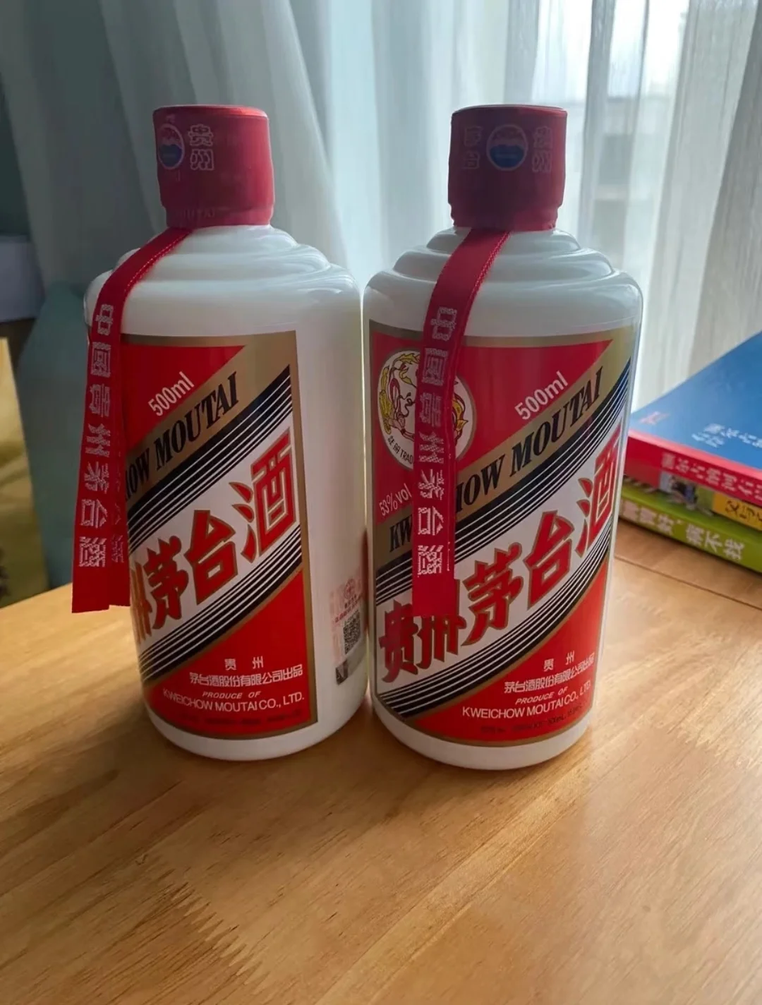 酿酒师在茅台镇传统车间讲解如何通过窖池鉴别酒厂实力_1