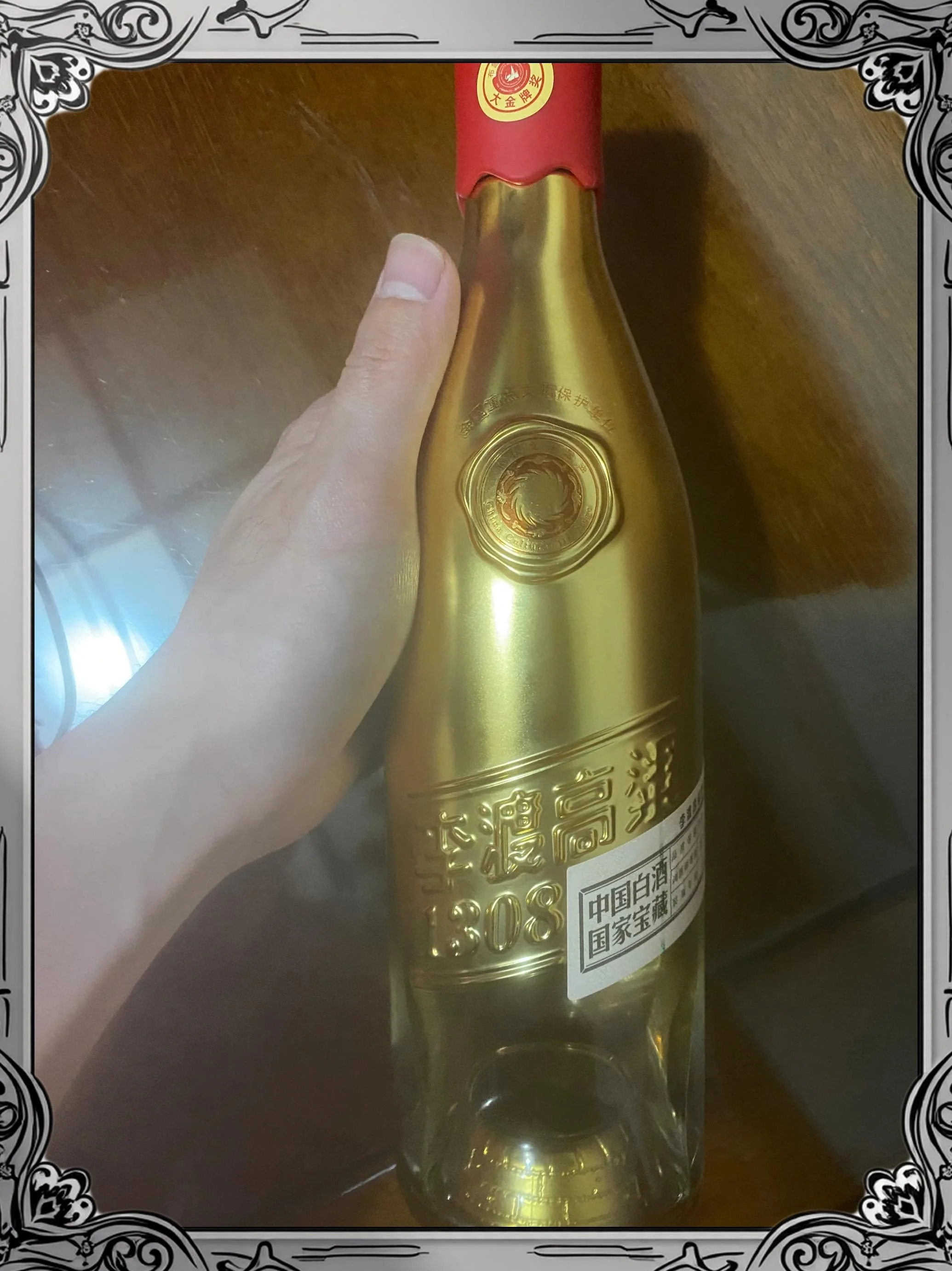 刚蒸馏出的白酒与红色高粱的对比特写，直观展示从原料到成酒的转化。_1