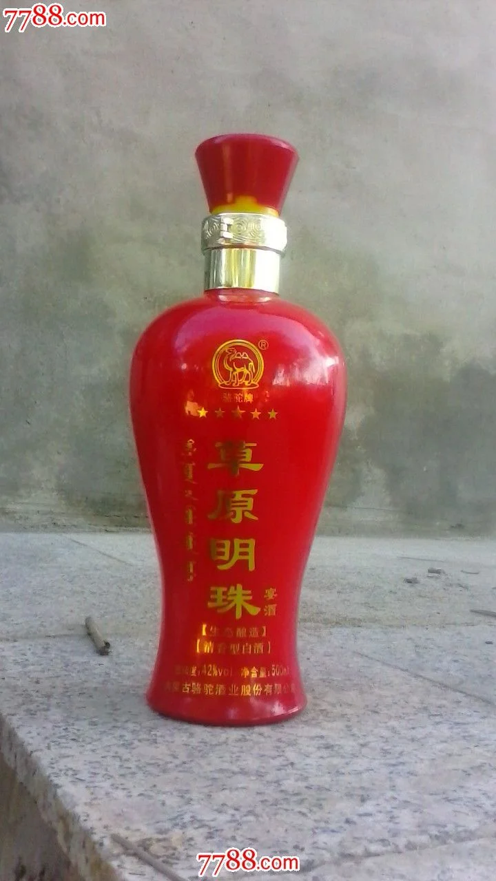 资深酿酒师品鉴不同年份骆驼牌酒的场景，展示其多样化的产品与专业品鉴过程_1