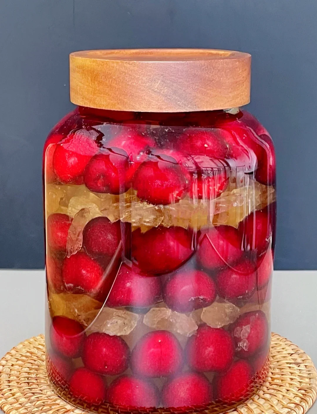 家庭自酿樱桃酒过程展示：新鲜樱桃与玻璃发酵罐_1