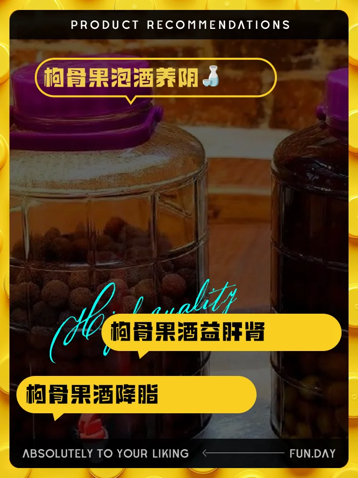 酿酒师将新鲜红色构树果放入装有冰糖的玻璃罐中准备泡酒_1