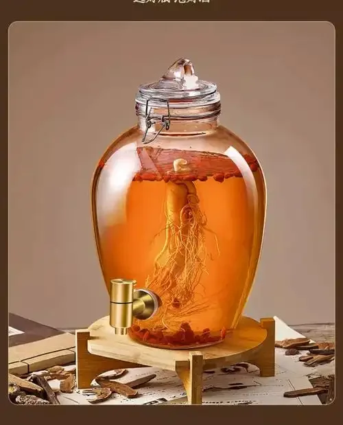 透明玻璃罐中泡制的养生酒，内含肉苁蓉、枸杞、人参等多种药材，色泽金黄，展示家庭泡酒的经典搭配。_1