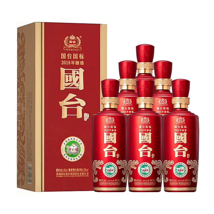 贵州酱香酒酿造师在传统酿酒车间内检查陶缸中的高粱发酵情况_1