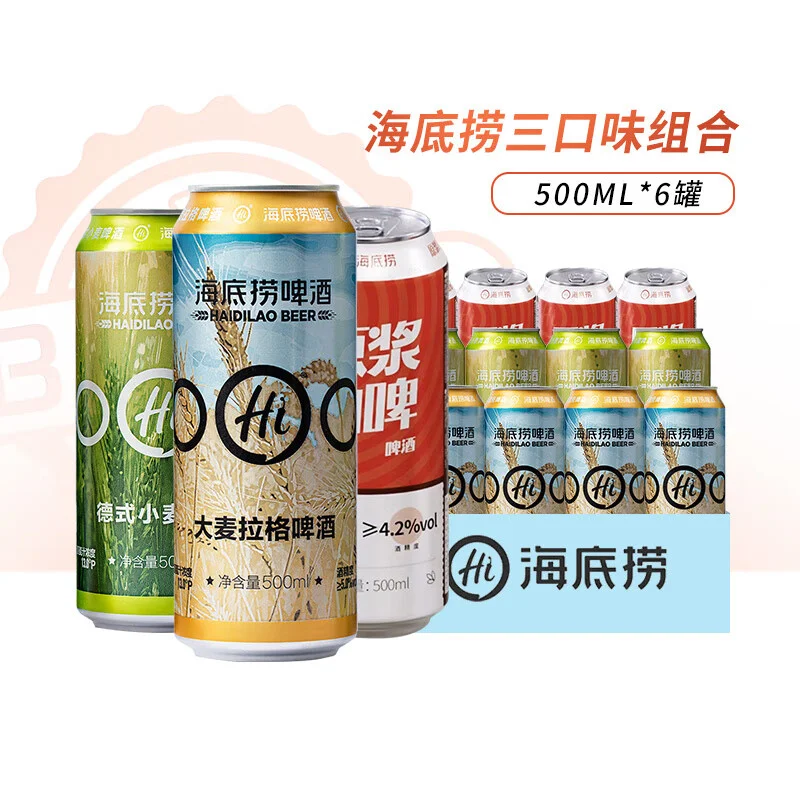 酿酒师工作台上，金黄色大麦芽与浅金色小麦芽并排对比，用于探讨啤酒酿造原料选择。_1