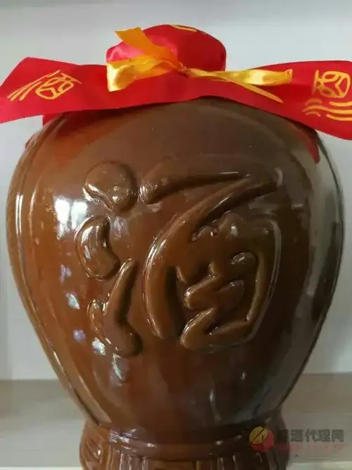 赖窖52度封坛酒品鉴场景图，展示琥珀色酒液与古典酒瓶_1