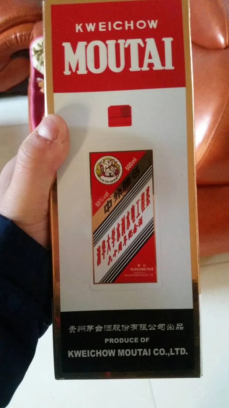 德粮昌酒不同系列产品与酿造原料的静物展示，突出其纯粮酿造的本质。_1