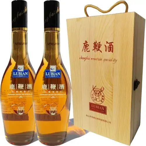 一瓶琥珀色的人参鹿鞭酒与一个品酒杯置于木桌上，旁边摆放着人参片和鹿鞭原料，氛围宁静养生_1