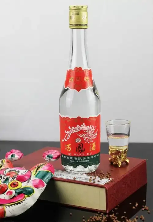 酿酒师正在检查陕西传统白酒的发酵情况_1