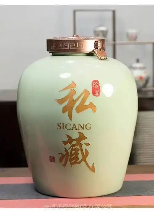 酿酒师正在用牛皮纸和麻绳密封一个土陶酒坛的特写镜头_1