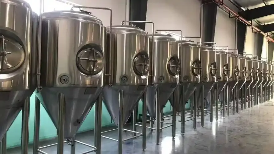 小型啤酒设备DIY工作台：展示糖化桶、冷却盘管、发酵罐等核心部件及设计草图_1