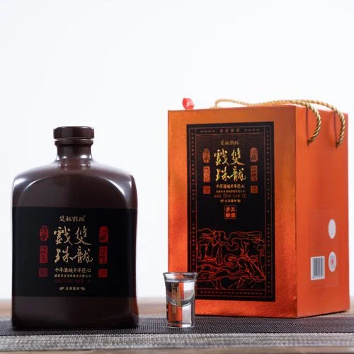 福建山区传统酱香酒酿造场景：陶缸发酵与土楼背景_1