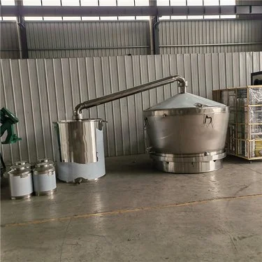 一台正在工作中的不锈钢电烤酒设备，旁边摆放着蒸馏出的新酒，展现专业家庭酿酒场景。_1