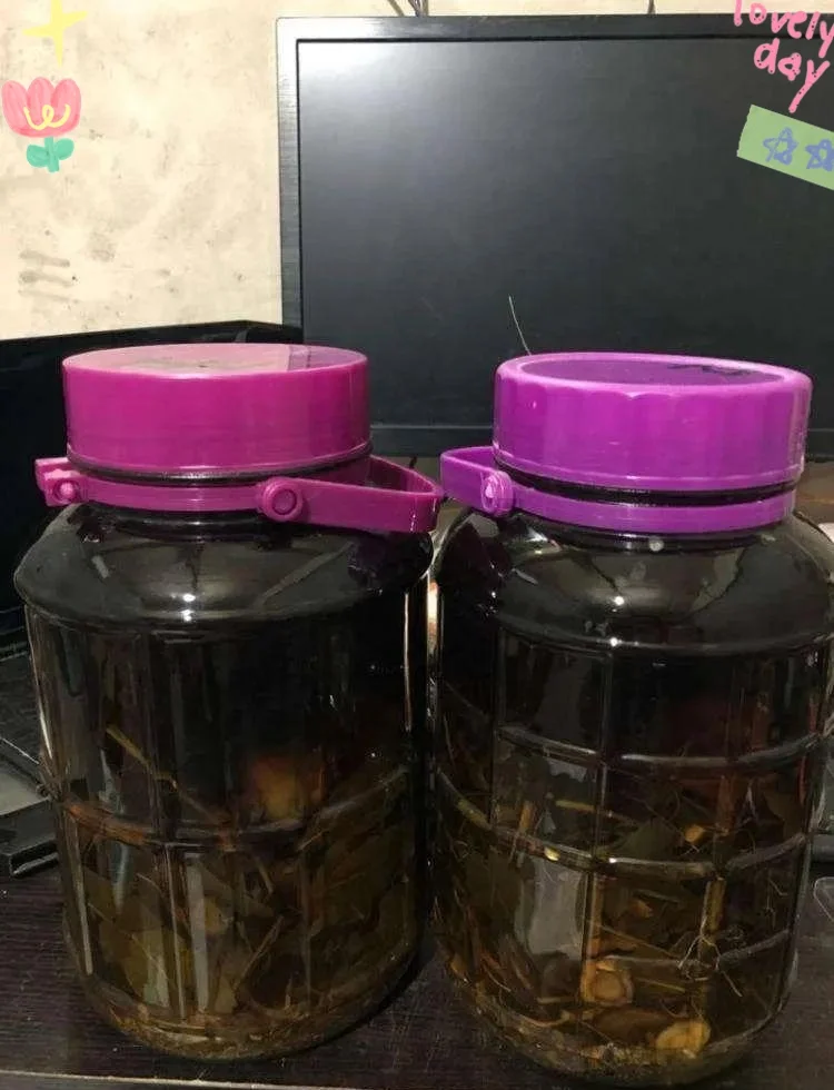 自制熟玉米泡酒钓鱼饵料特写：玻璃罐中浸泡的金黄玉米与散落的饵料颗粒，展示天然钓鱼饵料的制作过程。_1