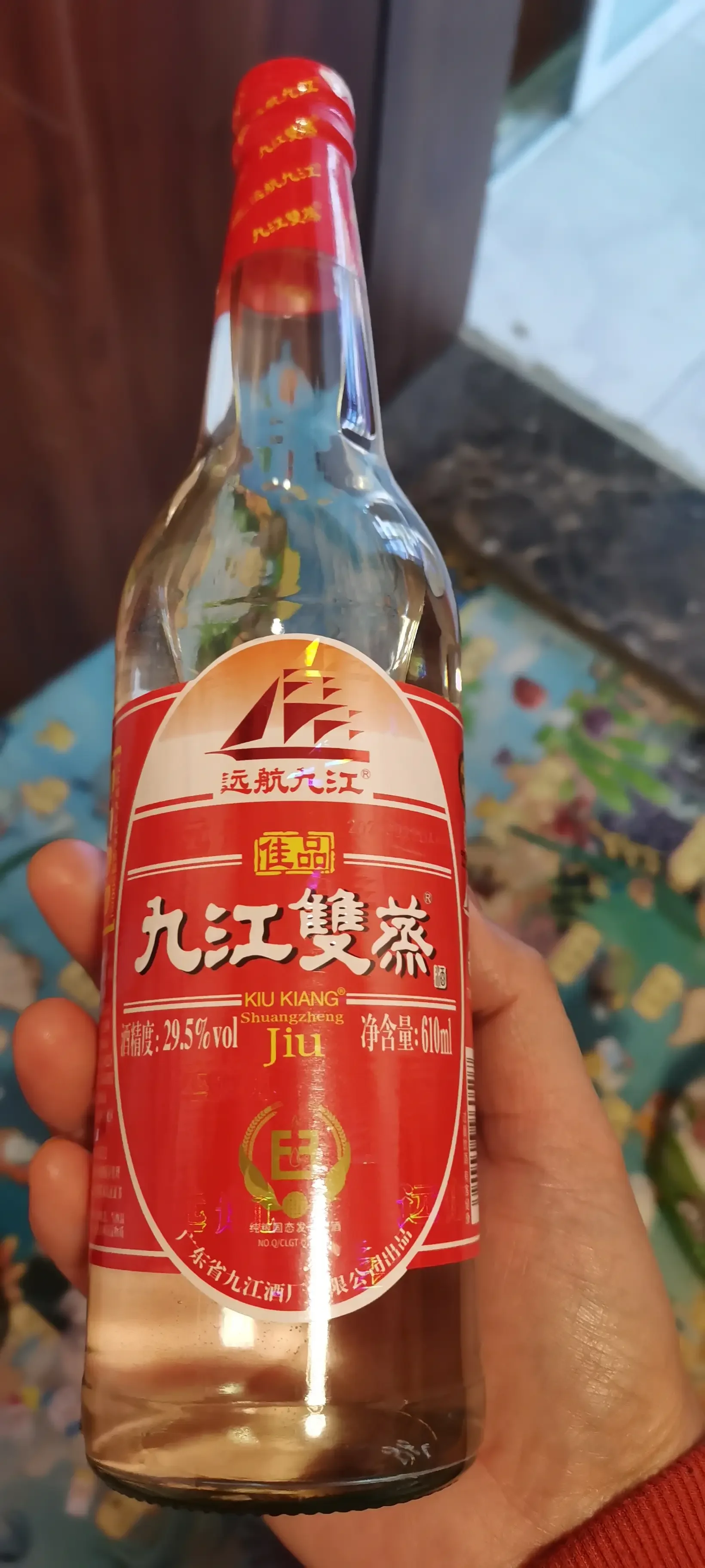 刚出甑的白酒酒坛和酒杯，展示新酒清澈但有待陈化的状态_1