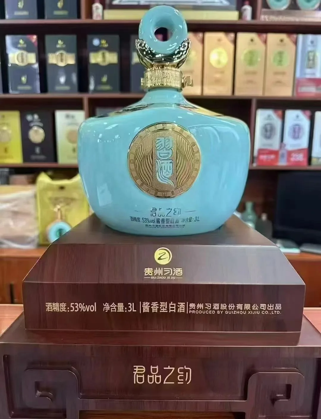 酿酒师在酒窖中讲解200元价位清香型白酒的工艺与性价比_1