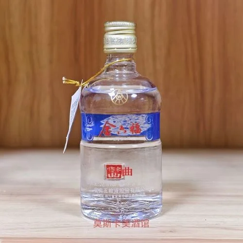 资深藏家正在欣赏和整理其收藏的各类精美小瓶白酒（小酒版）_1