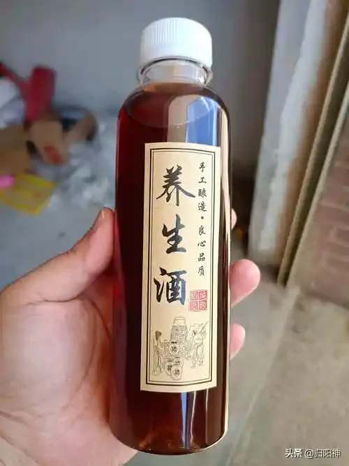 高血压人士安全小酌示意：小酒盅与花生米，体现适量与健康饮食搭配。_1